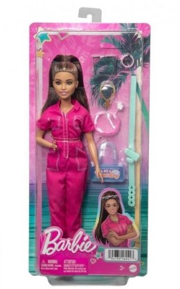 Barbie brunetka w różowym kombinezonie z białymi butami, pieskiem i modowymi akcesoriami – gotowa na miejską przygodę